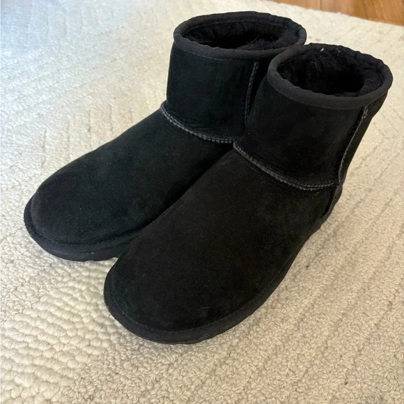 Black UGG Classic Mini ll Boot / practically new condition - Picture 2 of 4